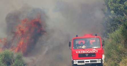 Izbio požar kod Trogira: Oko 40 vatrogasaca gasilo vatru, vatrogasci će biti na terenu cijelu noć