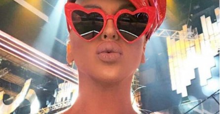 BUJNE GRUDI, DUGE NOGE, A KAD SE OKRENULA SVI SU POPADALI: Ovo Karleušino izdanje ćete dugo pamtiti! (FOTO)