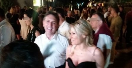 SRELI SE BIVŠI SUPRUŽNICI, A NOVINARIMA OVO NIJE MOGLO POBJEĆI:  Dok je Davala intervju, Žika joj je prišao s leđa! (FOTO)