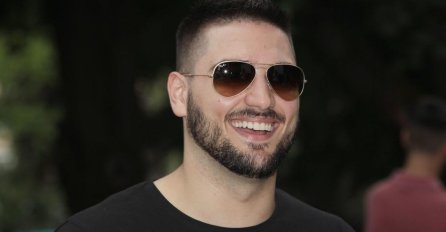 A TEK SE VJENČALI: Ljubi Perućici žena pokušala da uništi auto! Čupala retrovizor, pa štiklom krenula na vrata (VIDEO)