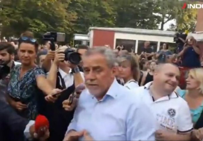 GAĐALI GA JAJIMA: Bandić se pojavio na protestima, ali bolje da nije dolazio! (VIDEO)