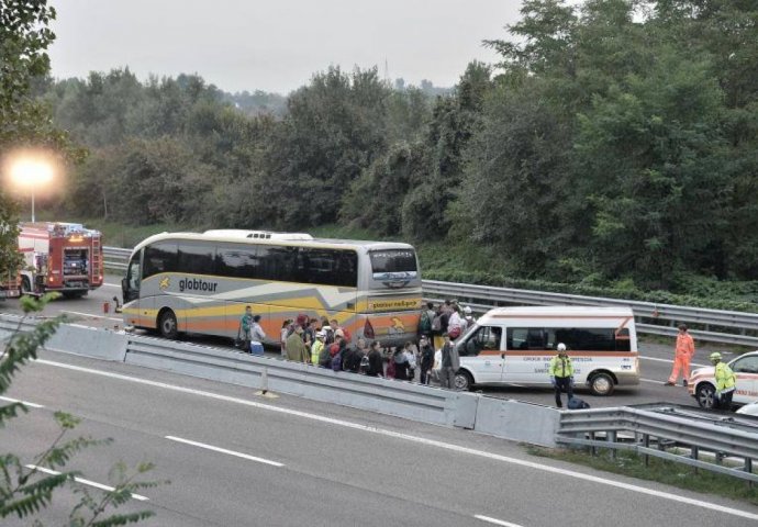 DETALJI NESREĆE U ITALIJI: Suvozač poginuo, ostali nakon ukazane liječničke pomoći u zamjenskim autobusom nastavili putovanje po planu