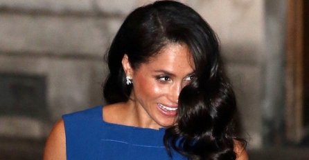 MEGHAN MARKLE SKUPLJA PSEĆI IZMET ISPRED PALAČE: Je li realno da je ovo ona, slika se brzinom munje proširila Internetom!