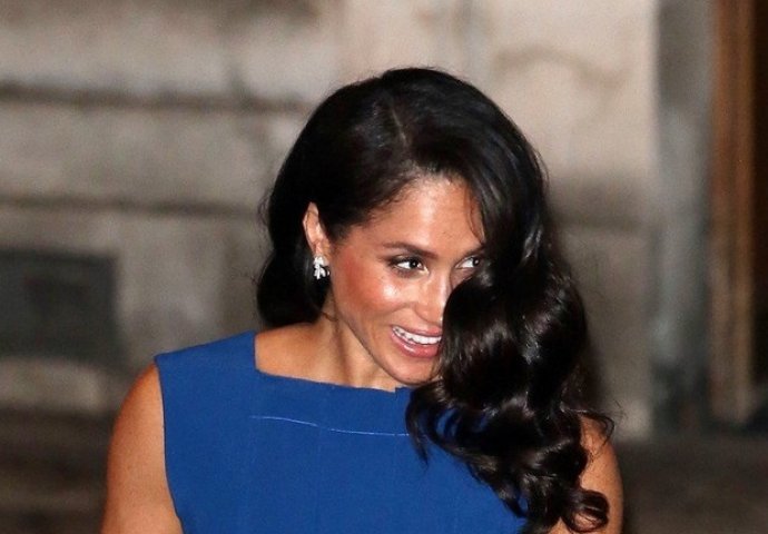 MEGHAN MARKLE SKUPLJA PSEĆI IZMET ISPRED PALAČE: Je li realno da je ovo ona, slika se brzinom munje proširila Internetom!