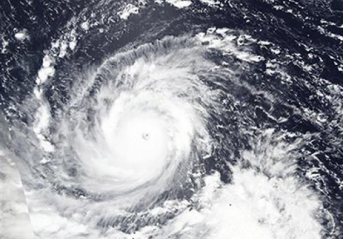 SUPERTAJFUN POGODIO JUG JAPANA: Naređena evakuacija 2 miliona ljudi, meteorolozi upozoravaju na ogromne talase!