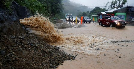 VJETAR ČUPAO KROVOVE, RUŠIO DRVEĆE, 4 MILIONA LJUDI BEZ STRUJE: Tajfun iza sebe ostavio stravične prizore! (VIDEO)