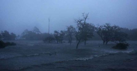 (UŽIVO) ČUDOVIŠTE HARA AMERIKOM, SLIJEDI JOŠ 12 SATI HAOSA: Stotine ljudi odsječeno zbog strašne poplave! (FOTO, VIDEO)