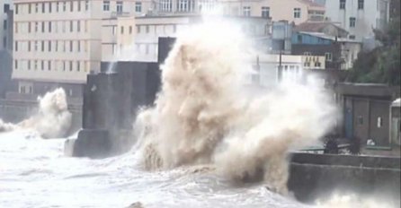 Supertajfun razorio  Filipine, a sada udara po Kini: Vjetrovi čupaju drveće, razbijali prozore, poplavljene su cijele ulice, NAJGORE SE TEK OČEKUJE