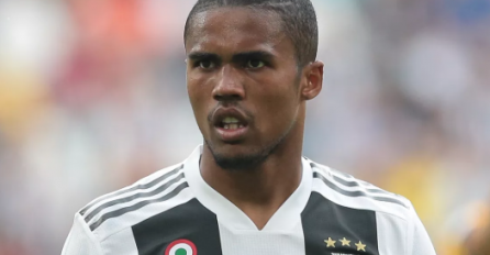 BEZOBRAZNO I PRGAVO: Douglas Costa PLJUNUO protivnika u lice, očekuje ga TEŠKA suspenzija!