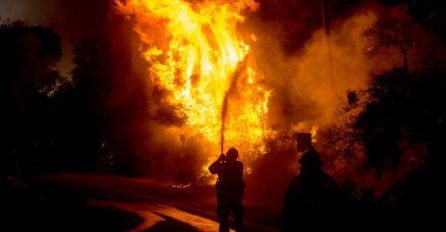 VELIKI POŽAR U PODGORICI: Vatru gase avioni, uključila se i vojska, ugrožene su kuće VJETAR OTEŽAVA GAŠENJE! (VIDEO)