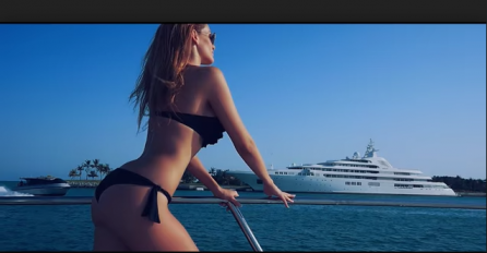 NIKO NE MOŽE DA JE PREPOZNA! PJEVAČICA SE POJAVILA SA BUJNIM POPRSJEM NA PLAŽI U BIJELOM KUPAĆEM, svi samo gledaju OVO