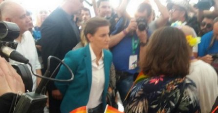 ANA BRNABIĆ PODRŽALA PARADU PONOSA: Zbog onog što je obukla SVE OČI bile uprte u nju, ovo odijelo NOSI VAŽNU PORUKU!