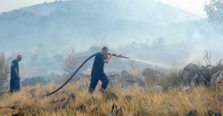 MOSTAR U PLAMENU: Bukti požar iznad grada! Građani u strahu jer se naglo širi prema kućama! Vatrogasci na terenu