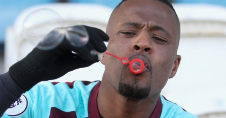 MA BRAVO LEGENDO Patrice Evra na LEGENDARAN način ISMIJAO Douglasa Costu za jučerašnji potez