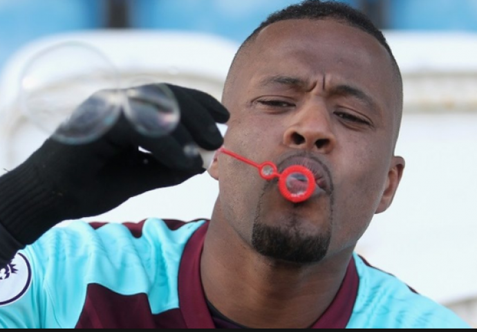 MA BRAVO LEGENDO Patrice Evra na LEGENDARAN način ISMIJAO Douglasa Costu za jučerašnji potez