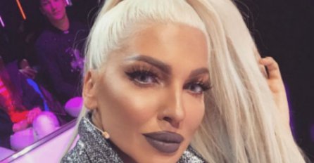 JELENA KARLEUŠA U MREŽASTIM ČARAPAMA I BEZ GAĆICA SE POTUKLA U STUDIJU: Kad su vidjeli ovaj detalj, SVI SE ZA GLAVU UHVATILI (FOTO)