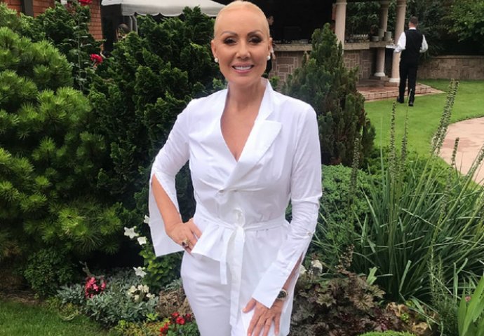 LEPA BRENA VIŠE NE IZGLEDA OVAKO: Pjevačica uradila VELIKU PROMJENU NA GLAVI, niko ne vjeruje da je ovo ona! (FOTO)