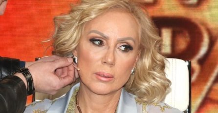 LEPA BRENA SE OBUKLA KAO NJENA BARBIKA IZ 80-IH, DONJI DIO SLIKE JE SVE RASPAMETIO: Ljudi se uhvatili za glavu kad su vidjeli (FOTO)