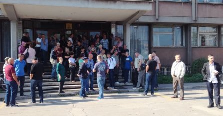 Radnici Željezare Zenica ponovo pred zgradom Uprave poduzeća