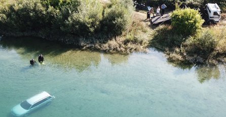 Ronioci izvukli potopljeno vozilo iz Neretve