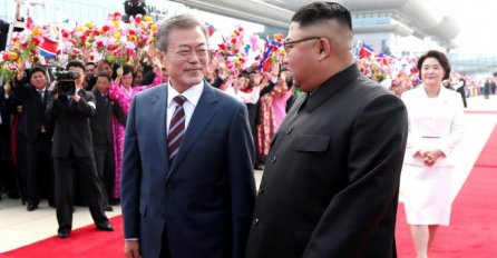 CIJELI SVIJET OSTAVIO BEZ TEKSTA: Nećete vjerovati šta je Kim Jong Un poklonio lideru Južne Koreje (FOTO)