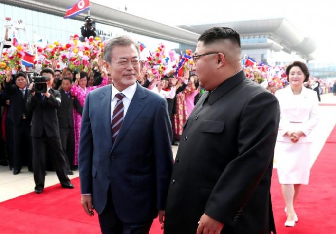 CIJELI SVIJET OSTAVIO BEZ TEKSTA: Nećete vjerovati šta je Kim Jong Un poklonio lideru Južne Koreje (FOTO)