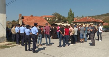 HAOS NA KOSOVU, SRBI, ALBANCI I ROMI PROTESTUJU ISPRED POLICIJSKE STANICE: Ujedinila ih jedna stvar!