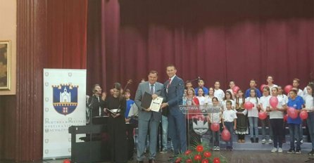 Višegrad: Dodiku i Cvijanovićevoj uručena Povelja opštine