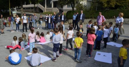 Mirovnom šetnjom u Srebrenici obilježen Međunarodni dan mira