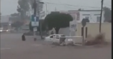 BUJICA NOSI AUTOMOBILE, PROGLAŠENO VANREDNO STANJE ZBOG POPLAVA: Vojska prebacuje mještane na sigurno!(VIDEO)