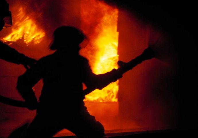 GORI PREDUZEĆE U SRBIJI: Plamen se vidi iz daljine, radnici evakuisani!
