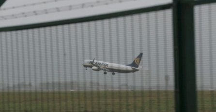 DRAMA NA AERODROMU, PUTNICI HITERIČNO PLAKALI I VRIŠTALI: Avion se borio protiv oluje! (VIDEO)