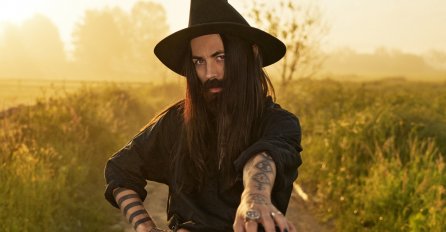 DŽEJLA RAMOVIĆ  VEČERAS U SARAJEVU DOBILA NAGRADU, ALI SVI SU GLEDALI U BOŽU VREĆU: Na nogama crvene čizme sa visokom petom, A TEK KAD VIDITE HALJINU!