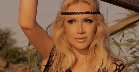 UTEGLA SE SELMA BAJRAMI KAO PRAĆKA, A KOŽA ŠKRIPI POD NJOM: Pjevačica nikad nije bila izazovnija u HELANKAMA! A evo kako je izgledala prije 20 godina!