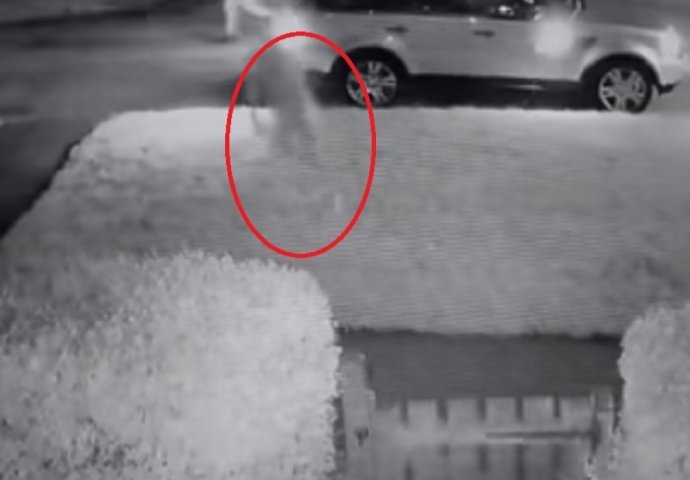 Lopov htio da ukrade auto, a onda je ispred sebe ugledao potpuno golog vlasnika kola, pogledajte šta mu je uradio (VIDEO)
