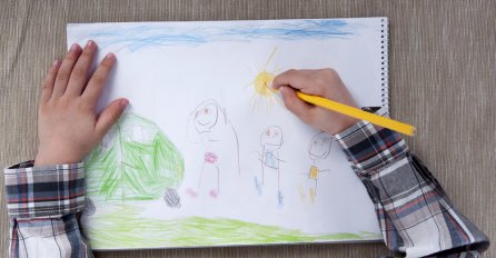 Ova majka je pospremala stan i pronašla dječji crtež: Kada je vidjela OVO, svijet joj se srušio!