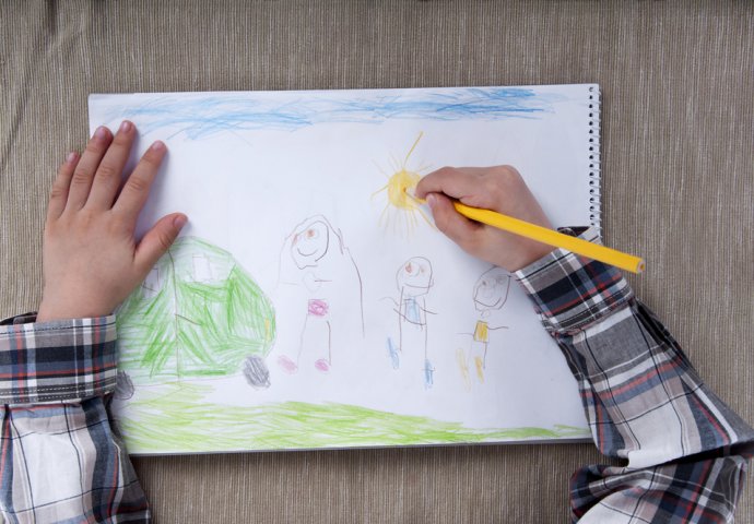 Ova majka je pospremala stan i pronašla dječji crtež: Kada je vidjela OVO, svijet joj se srušio!