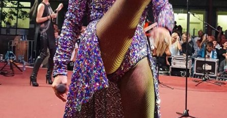 PODIGLA JE NOGU I SVE JE BLJESNULO: Kad vidite o kome se radi, sve će vam biti jasno!