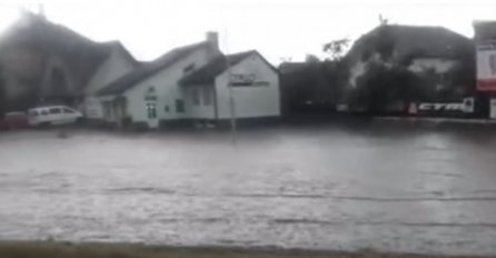 EVROPU POGODILO JAKO NEVRIJEME, DOMAĆINSTVA BEZ STRUJE, BLOKIRAN SAOBRAĆAJ: "Ovo je tek početak"