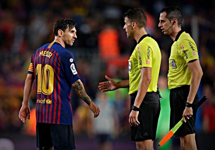 SITUACIJA IZMAKLA KONTROLI: Messi se odbio rukovati sa sudijom nakon meča, ali to nije sve!