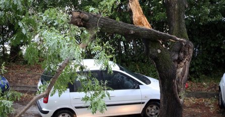 OLUJNO NEVRIJEME ZAUSTAVILO SAOBRAĆAJ: Bagerima i ostalom mehanizacijom pokušavaju da uklone blato i nanose