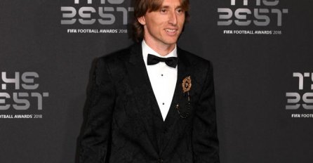 MODRIĆ SE SPREMIO ZA DODJELU, ALI SVI SU GLEDALI U NJEGOVU SUPRUGU: Kad vidite šta je obukla, SVE ĆE VAM BITI JASNO (FOTO)