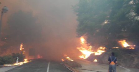 PAKAO U REGIONU: Izgorjele četiri kuće, stižu vatrogasci iz cijele zemlje, SITUACIJA JE JAKO OZBILJNA (FOTO)