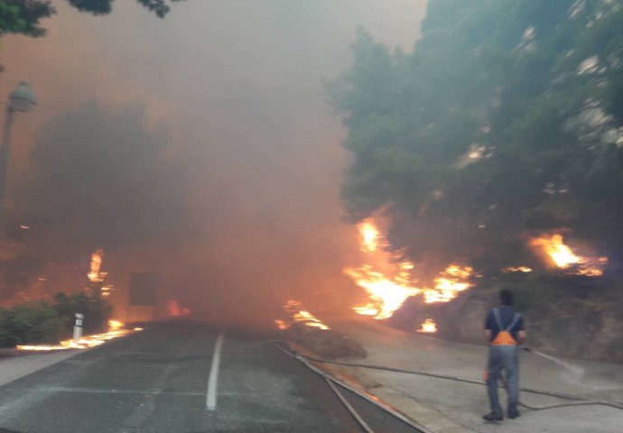 PAKAO U REGIONU: Izgorjele četiri kuće, stižu vatrogasci iz cijele zemlje, SITUACIJA JE JAKO OZBILJNA (FOTO)