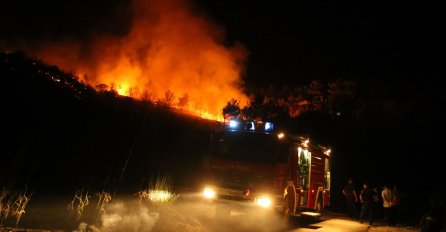 HRVATSKA: Veliki požar izbio na Pelješcu, vatrogasci pristigli iz cijele zemlje, pomaže i vojska