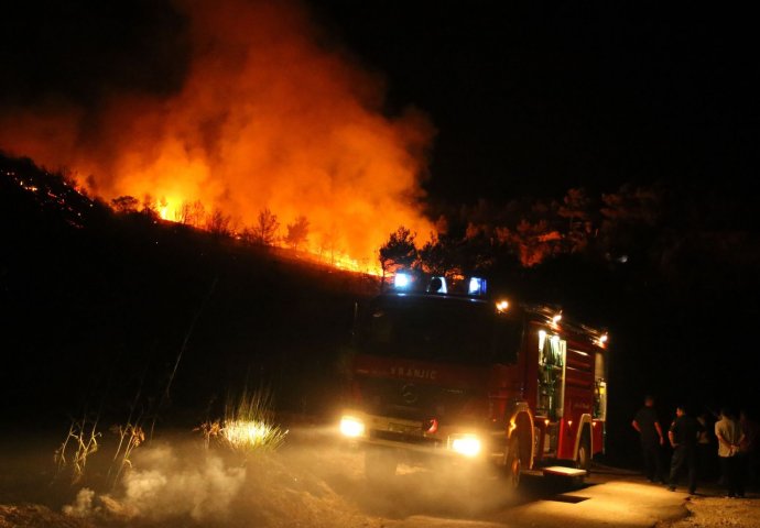 HRVATSKA: Veliki požar izbio na Pelješcu, vatrogasci pristigli iz cijele zemlje, pomaže i vojska
