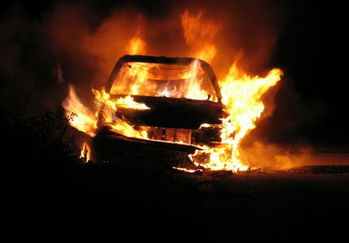 Izgorio automobil u Prijedoru: U vožnji je došlo do požara na putničkom vozilu