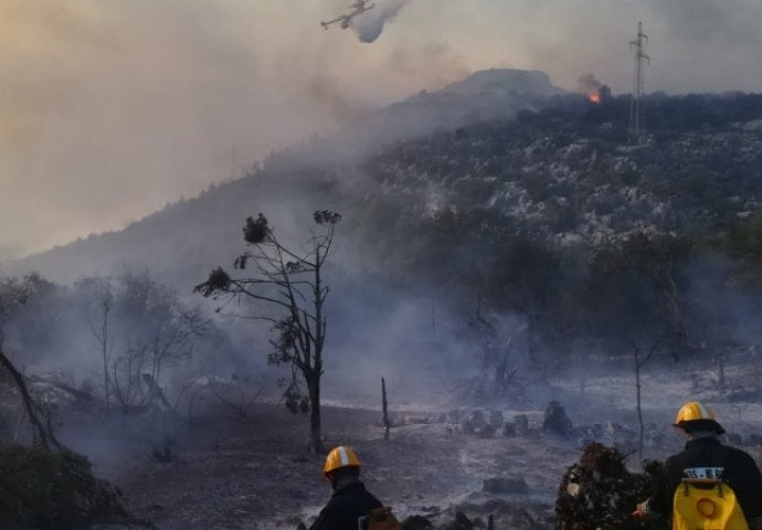 Požar kod Orebića ponovno se razbuktao, evakuirano 35 ljudi