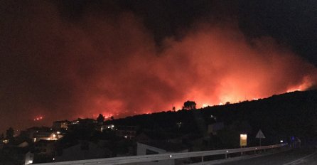 DALMACIJA U PLAMENU, ŠEST AVIONA GASI POŽAR: Širi se nesnosan smrad i VELIKI OBLAK DIMA!
