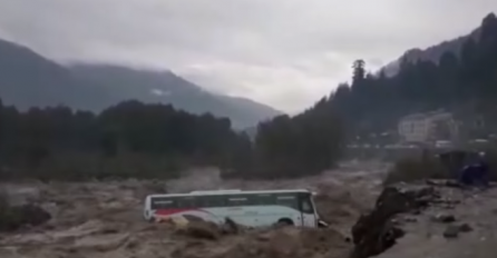 Bujica nosi sve pred sobom: POPLAVA ODNIJELA AUTOBUS KAO DA JE OD PAPIRA,  a najgore tek dolazi